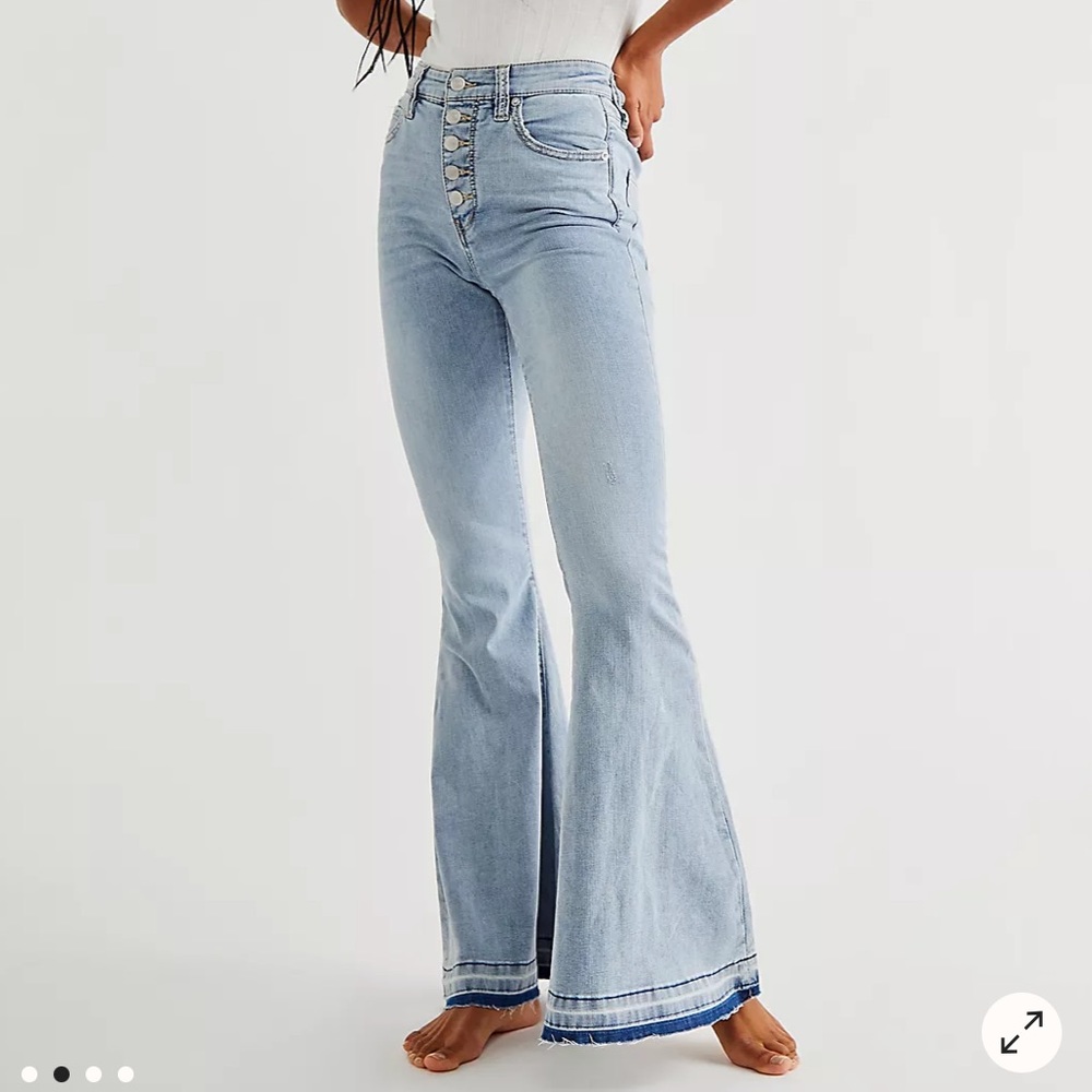 Irreplaceable Flare Jeans -light wash